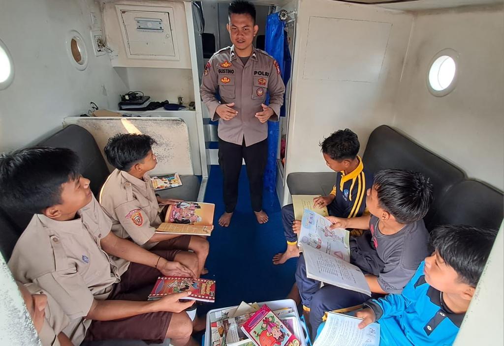 Kapal Polisi KP XVIII - 2002 Ditpolairud Tawarkan Suasana Yang Asyik Untuk Anak Belajar