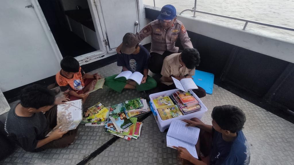 Kapal Polisi KP XVIII - 2002 Ditpolairud Tawarkan Suasana Yang Asyik Untuk Anak Belajar