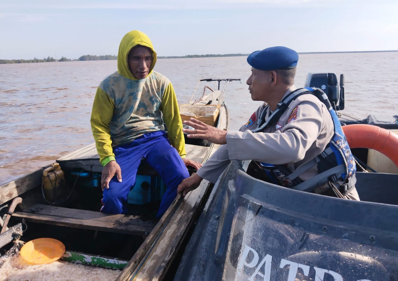 Tingkatkan Keamanan Perairan, Ditpolairud Sambangi Nelayan Di Muara Das Kapuas