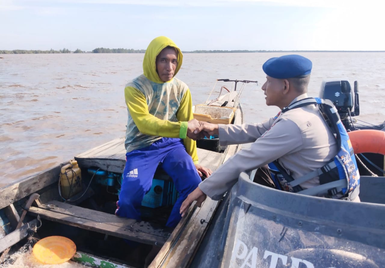 Tingkatkan Keamanan Perairan, Ditpolairud Sambangi Nelayan Di Muara Das Kapuas