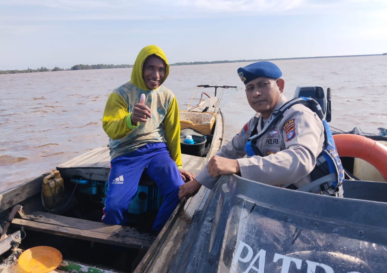 Tingkatkan Keamanan Perairan, Ditpolairud Sambangi Nelayan Di Muara Das Kapuas
