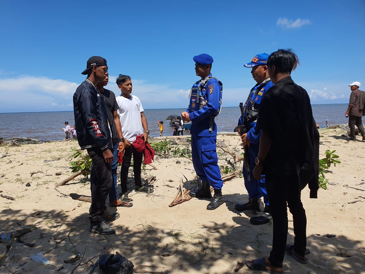Cegah Laka Air, Personel Ditpolairud Imbau Pengunjung Pantai Kempeng Tidak Mandi Di Laut