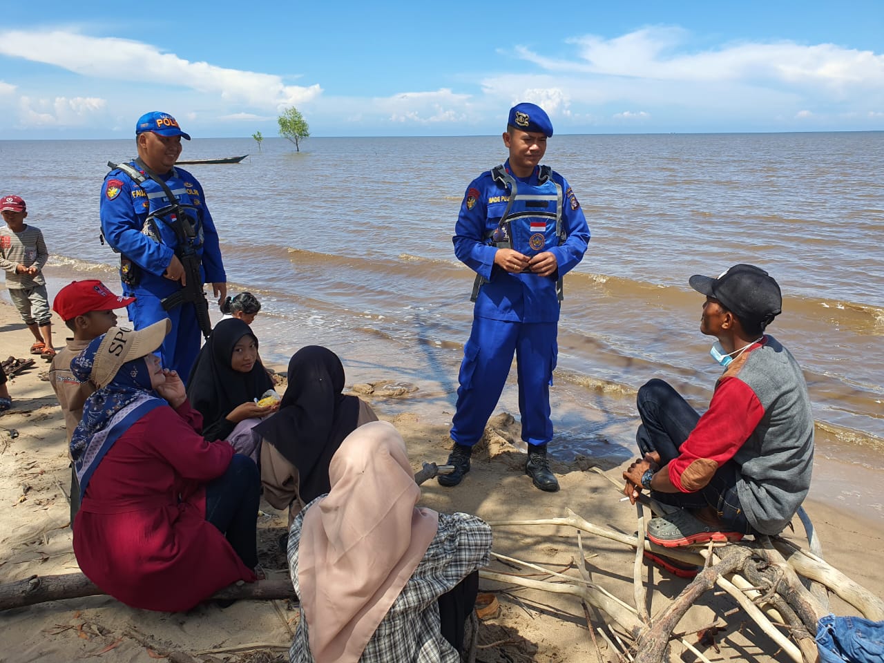 Cegah Laka Air, Personel Ditpolairud Imbau Pengunjung Pantai Kempeng Tidak Mandi Di Laut