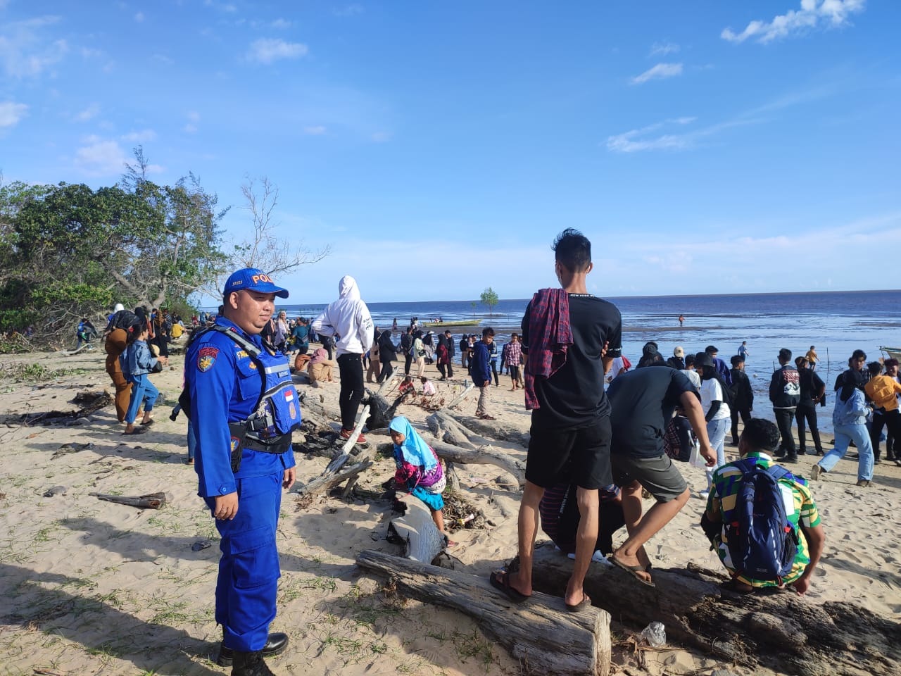 Cegah Laka Air, Personel Ditpolairud Imbau Pengunjung Pantai Kempeng Tidak Mandi Di Laut