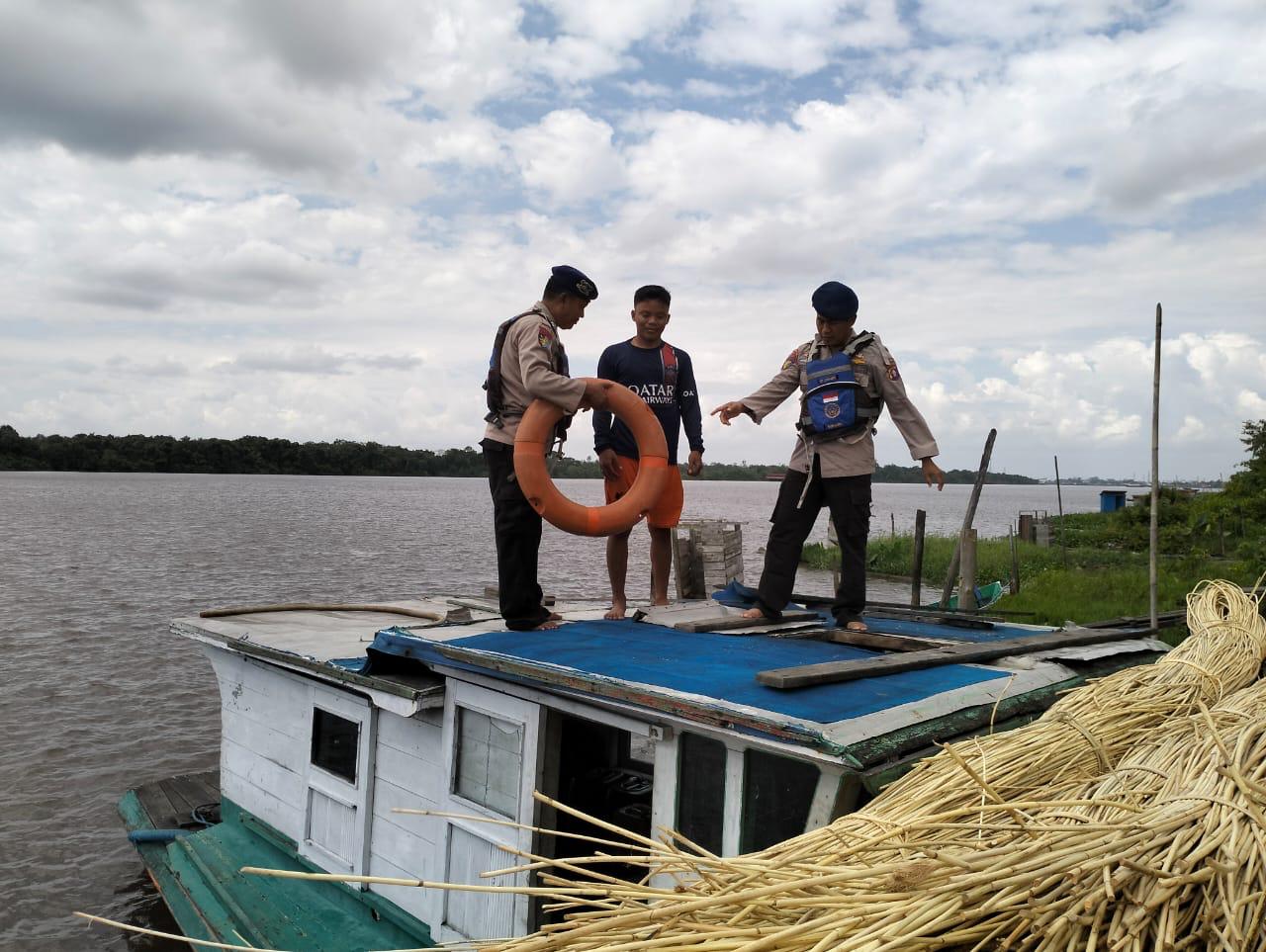 Personel Kapal KP XVIII -2005 Ditpolairud Berikan Pemahaman Pentingnya Alat Keselamatan