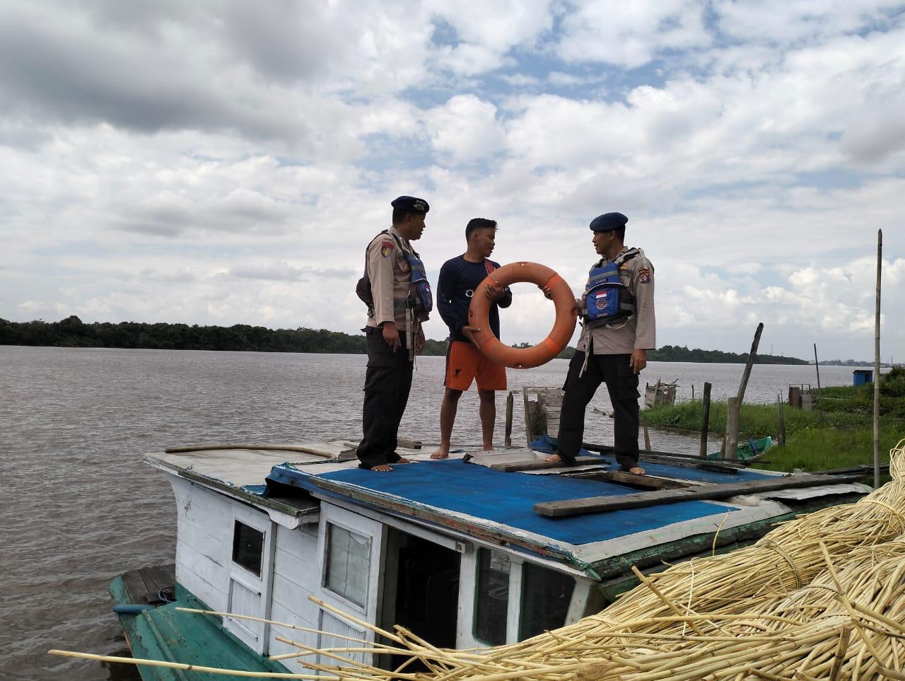 Personel Kapal KP XVIII -2005 Ditpolairud Berikan Pemahaman Pentingnya Alat Keselamatan