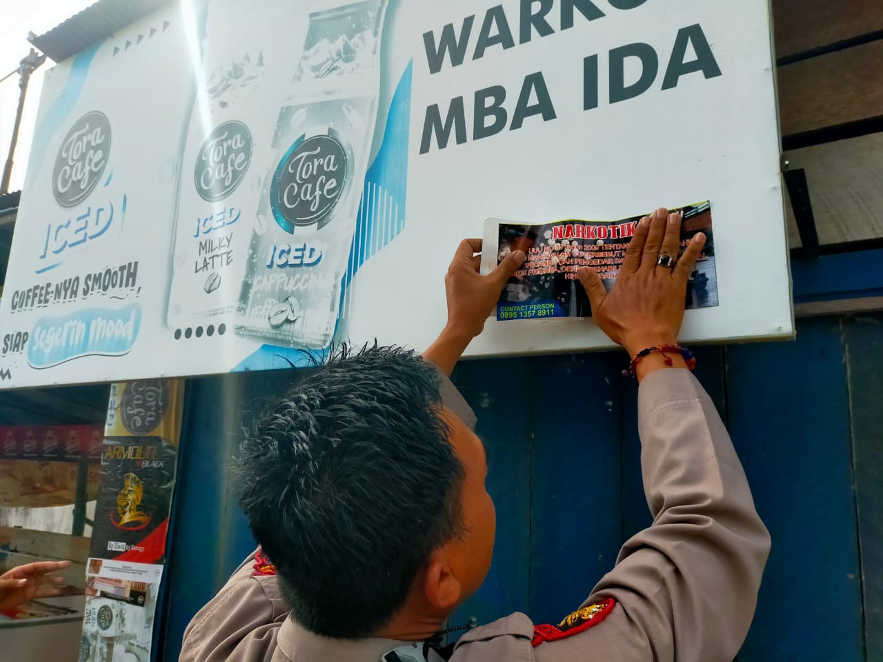 Deklarasikan Perangi Narkoba, Ditpolairud Pasang Stiker Di Warung Warga