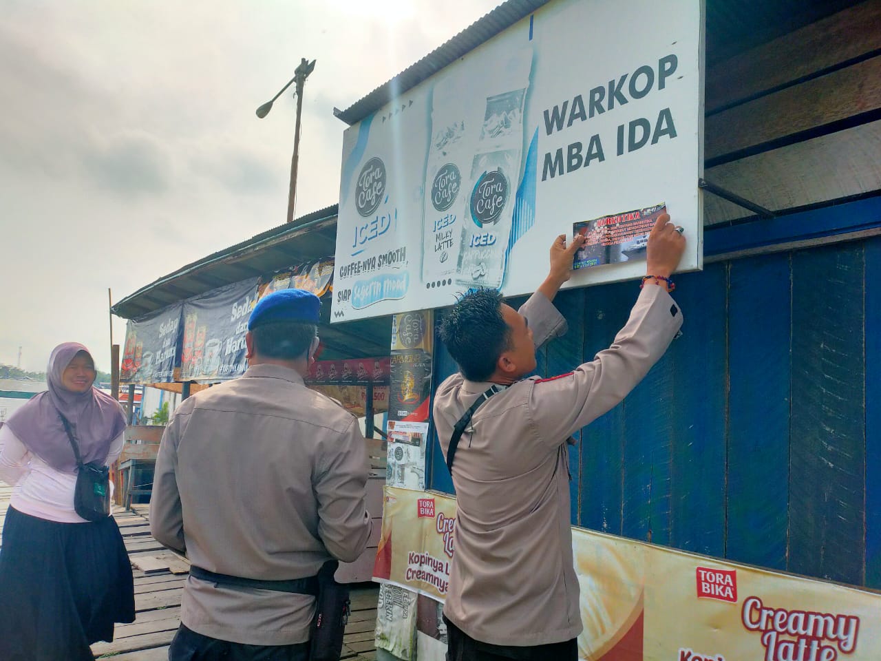 Deklarasikan Perangi Narkoba, Ditpolairud Pasang Stiker Di Warung Warga