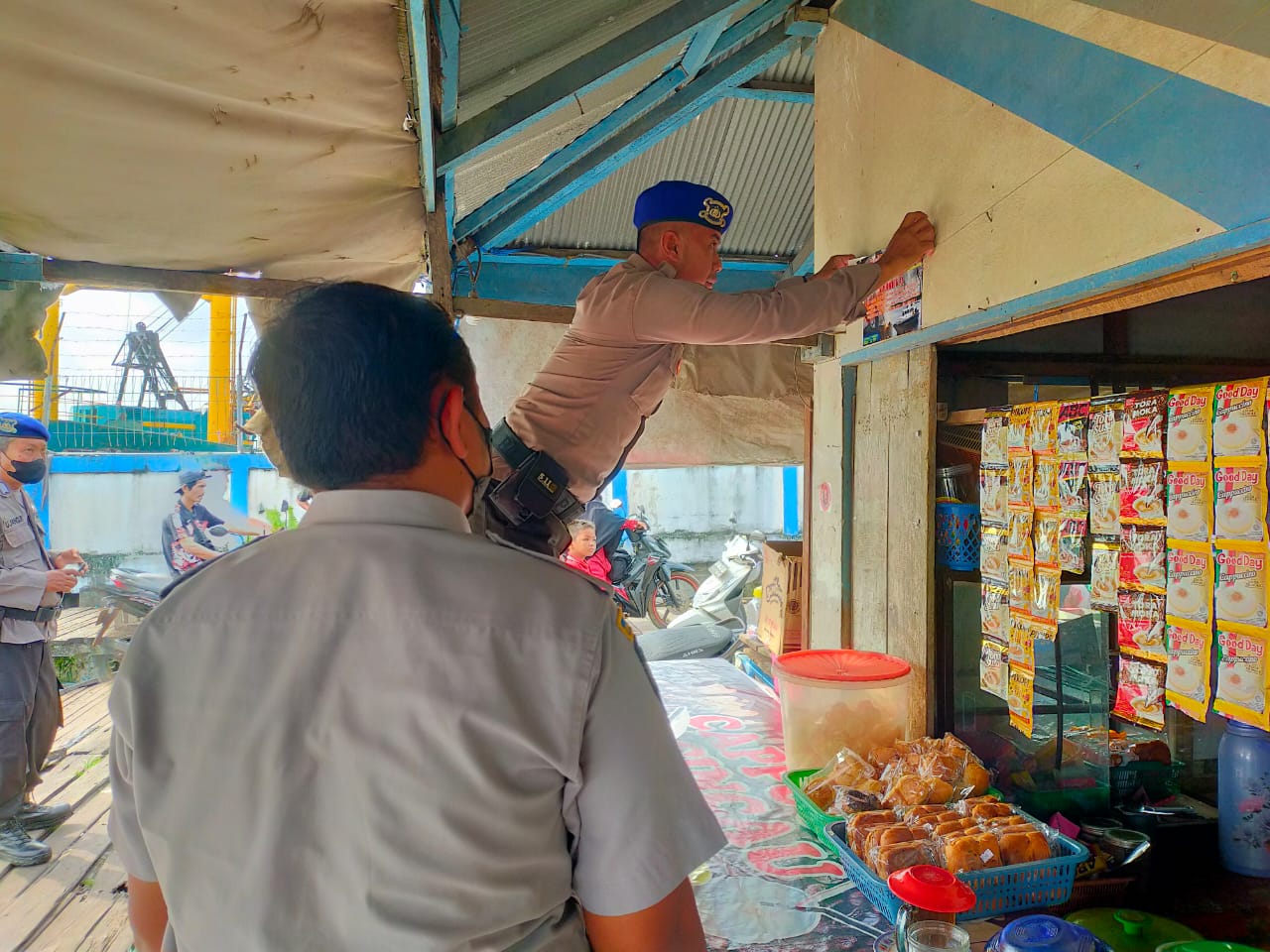 Deklarasikan Perangi Narkoba, Ditpolairud Pasang Stiker Di Warung Warga