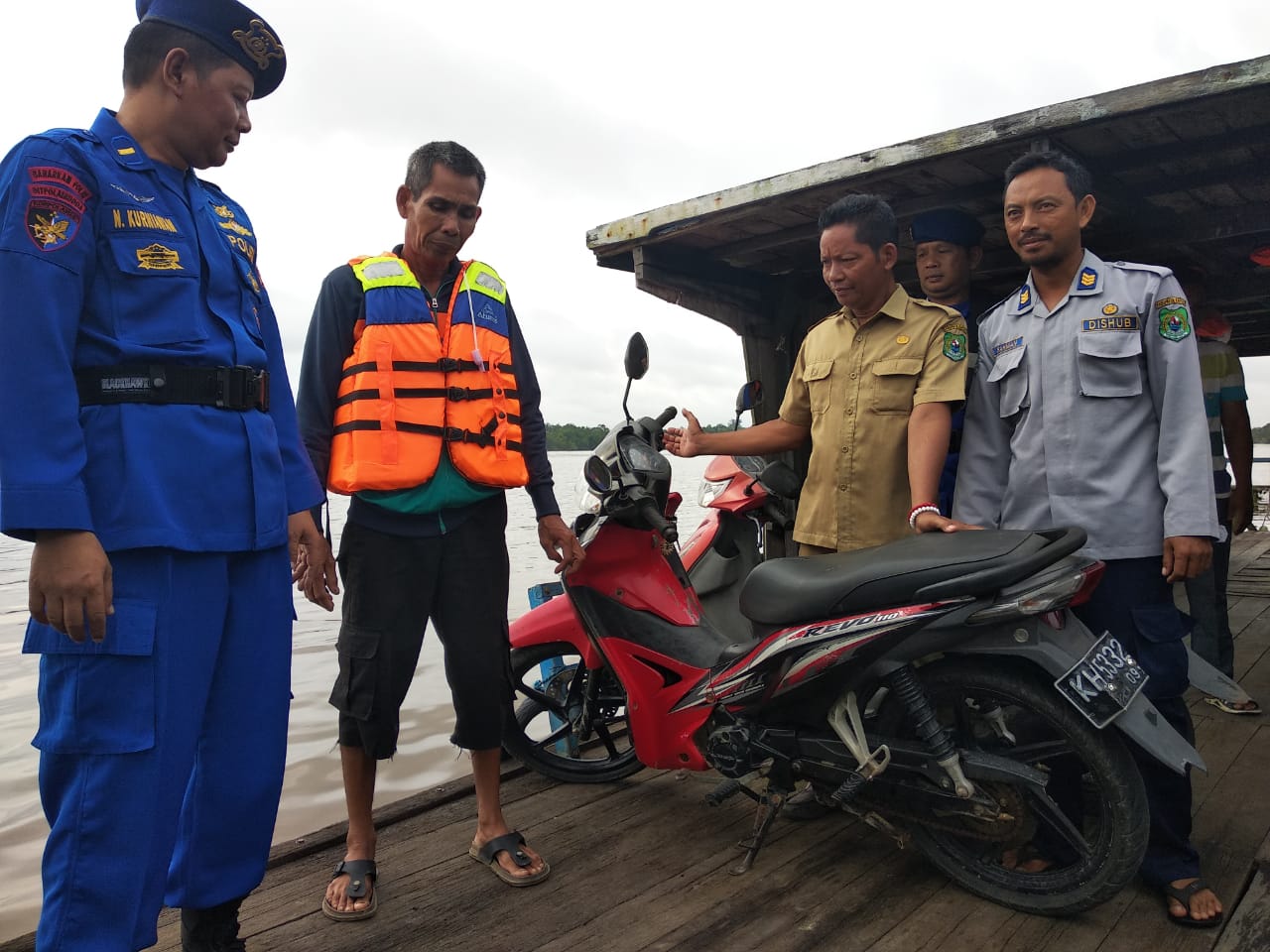 Jelang Nataru, Tim Gabungan Ditpolairud Dan Dishub Kapuas Beri Imbauan Keselamatan Bagi Kapal Angkut Penumpang