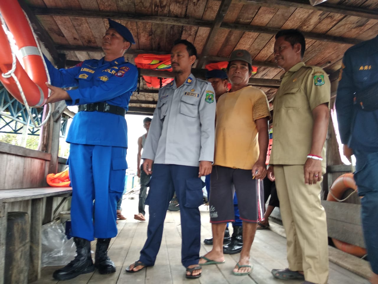 Jelang Nataru, Tim Gabungan Ditpolairud Dan Dishub Kapuas Beri Imbauan Keselamatan Bagi Kapal Angkut Penumpang