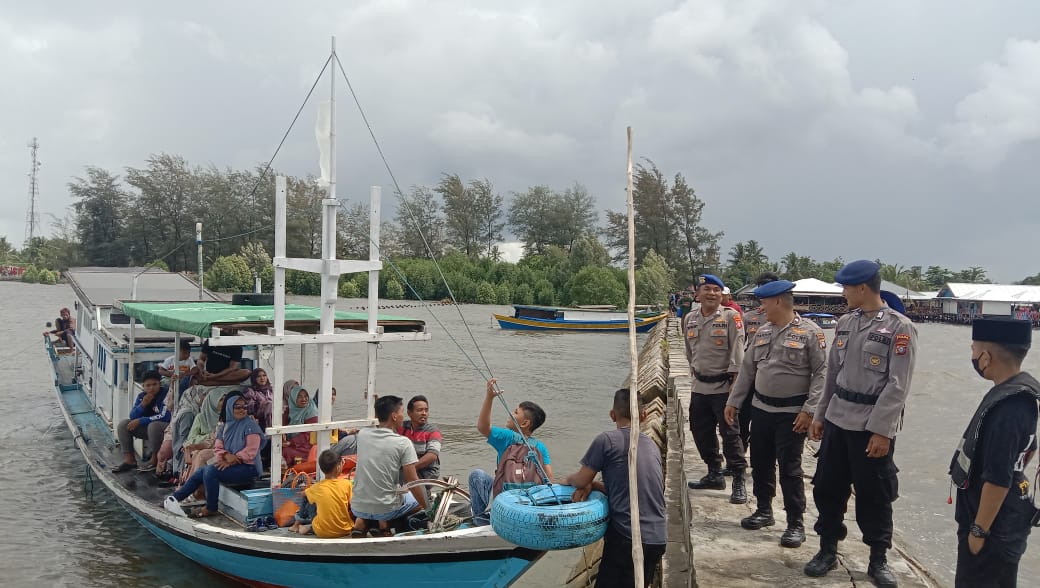 Wisatawan Lokal Padati Objek Wisata, Personel Ditpolairud Jaga Dan Amankan Sekitar Wilayah Pantai Kubu