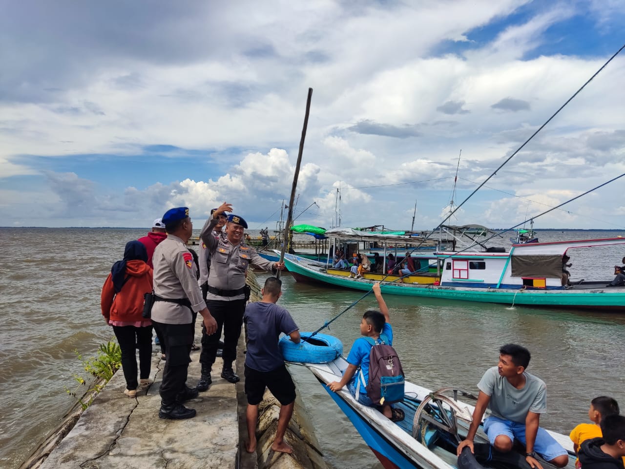 Wisatawan Lokal Padati Objek Wisata, Personel Ditpolairud Jaga Dan Amankan Sekitar Wilayah Pantai Kubu