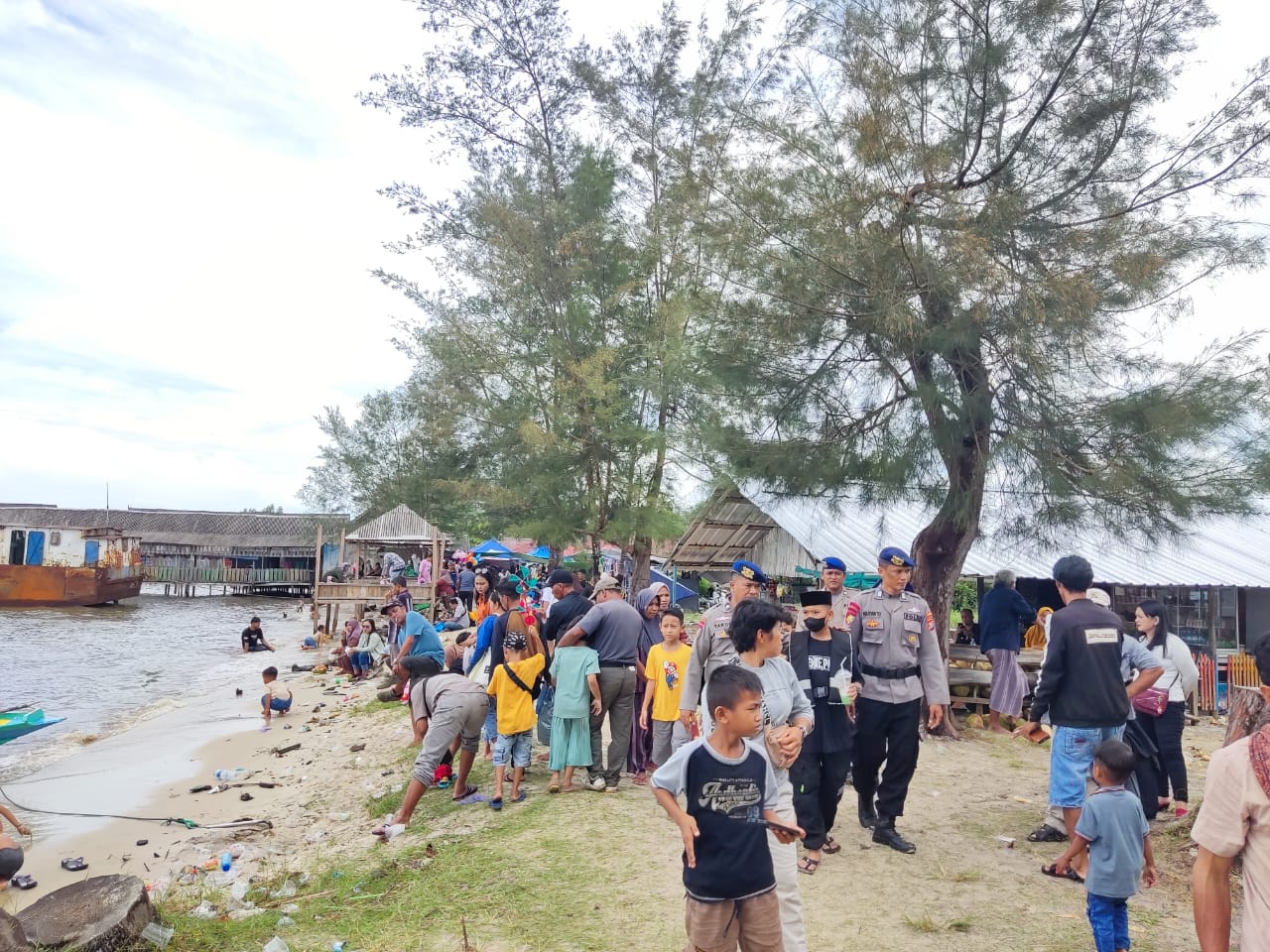 Wisatawan Lokal Padati Objek Wisata, Personel Ditpolairud Jaga Dan Amankan Sekitar Wilayah Pantai Kubu