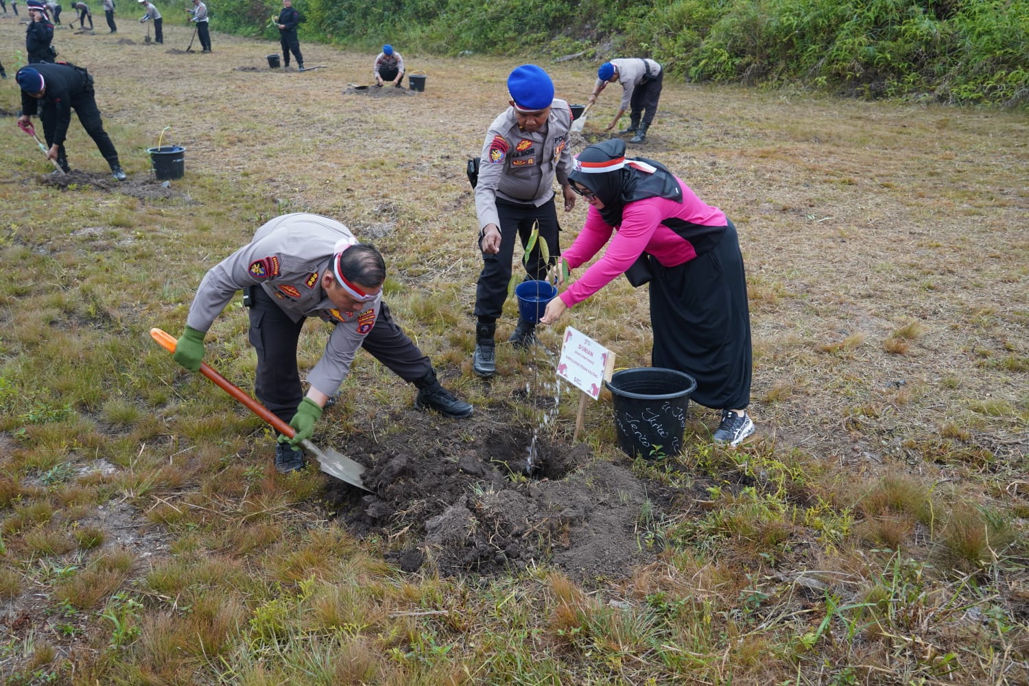 Personel Ditpolairud Ikuti Kegiatan Penanaman Pohon Di Mako Satbrimob Polda Kalteng 