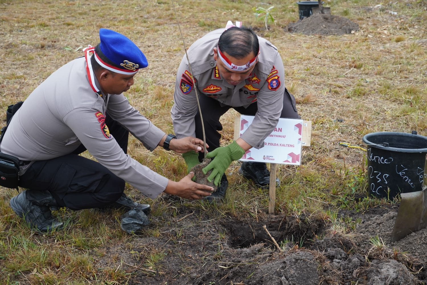 Personel Ditpolairud Ikuti Kegiatan Penanaman Pohon Di Mako Satbrimob Polda Kalteng 