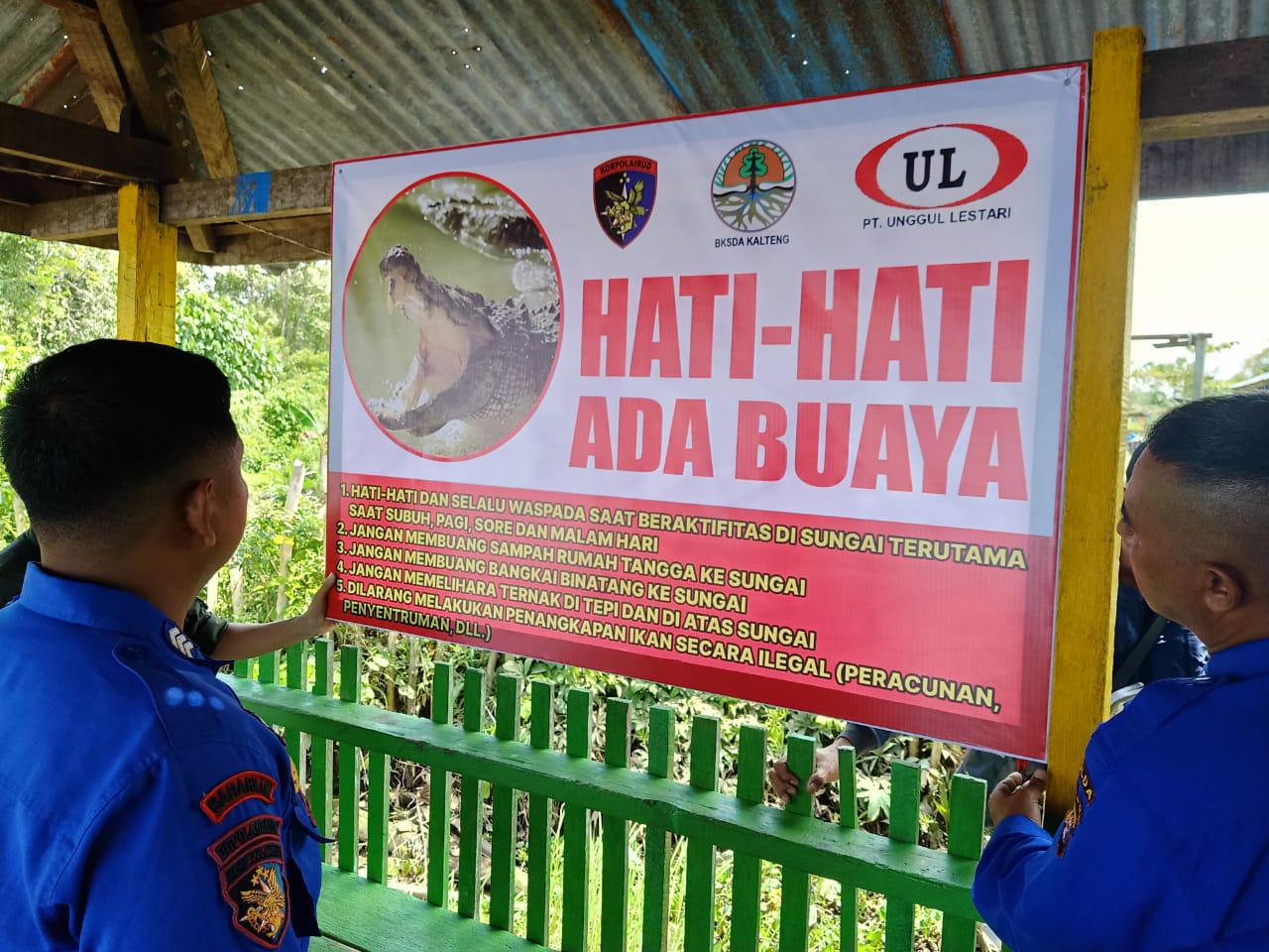 Cegah Korban Jiwa, Personil KP XVIII-2006 Ditpolairud Pasang Peringatan Waspada Buaya Di Pinggiran Sungai Mentaya