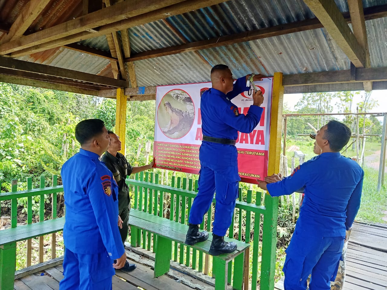 Cegah Korban Jiwa, Personil KP XVIII-2006 Ditpolairud Pasang Peringatan Waspada Buaya Di Pinggiran Sungai Mentaya