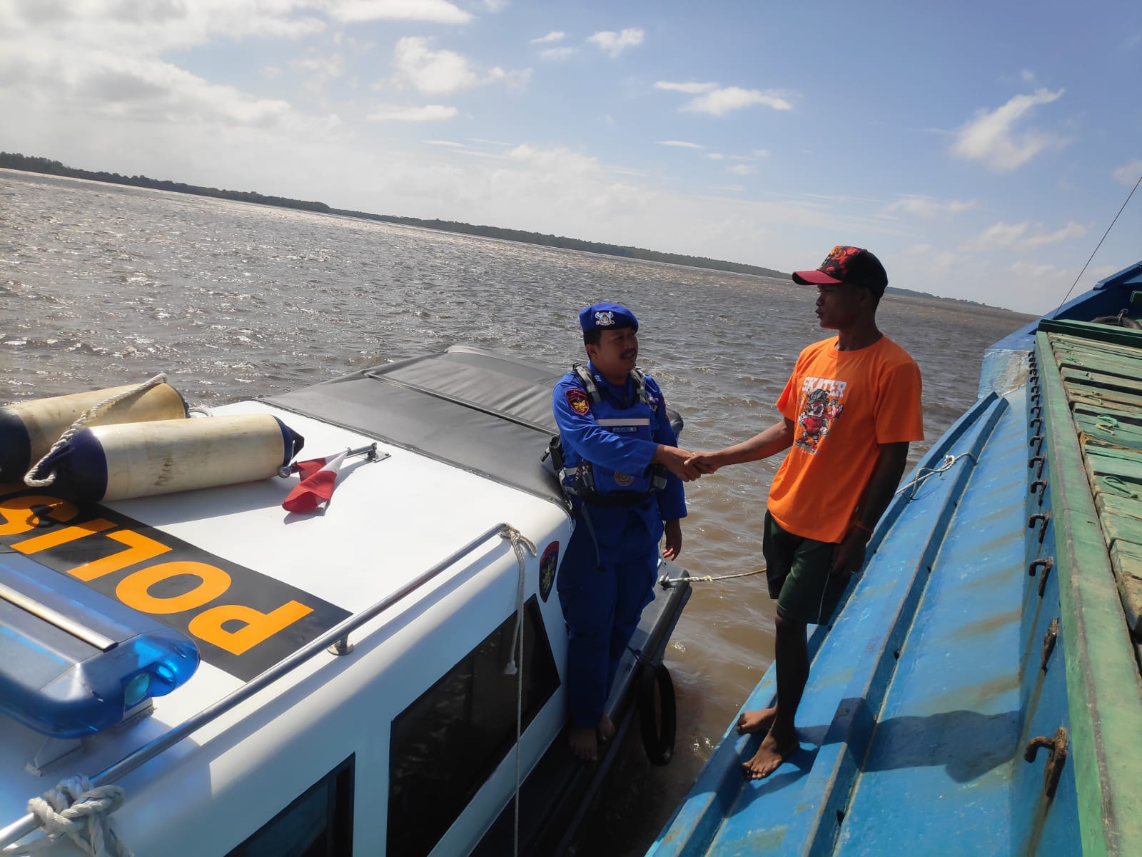Pastikan Sitkamtibmas Di Perairan Tetap Aman, Kapal Polisi KP XVIII- 1006 Ditpolairud Lakukan Ini