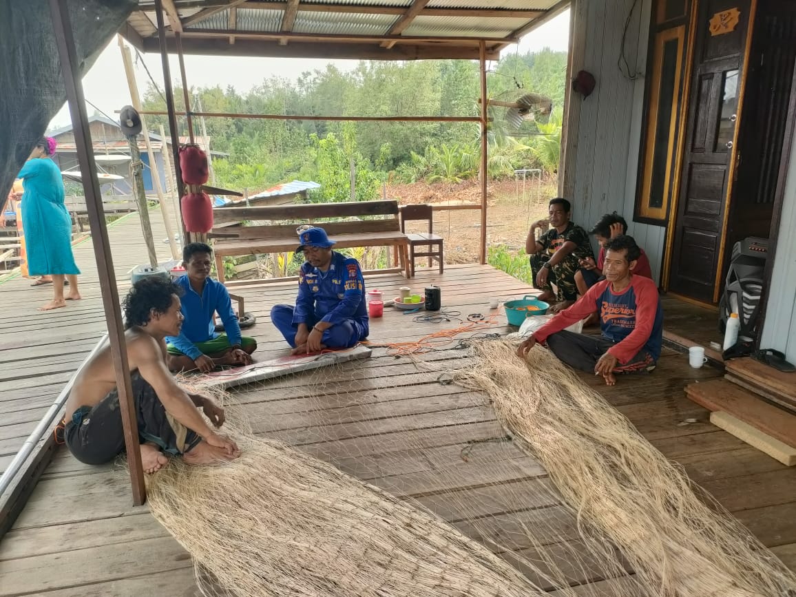 Wujudkan Kedekatan Dengan Masyarakat, Ditpolairud Polda Kalteng Sambangi Warga Desa Sebangau