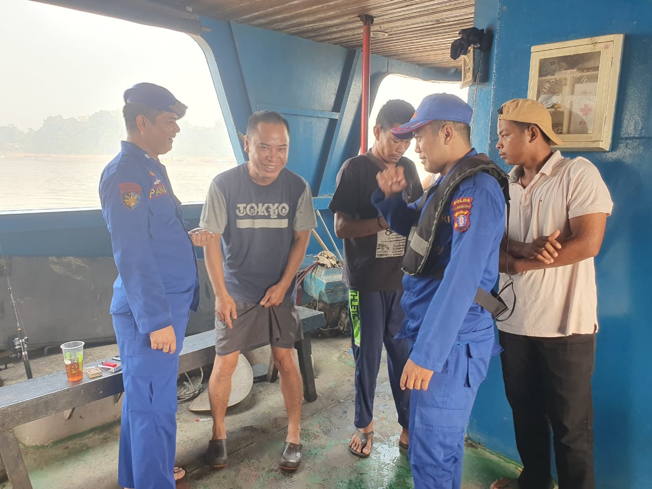 Cegah Paham Radikal dan Terorisme , Personel KP XVIII 2001 Ditpolairud Sisipkan Pesan Kamtibmas Pada Masyarakat Bantaran Sungai Das Barito