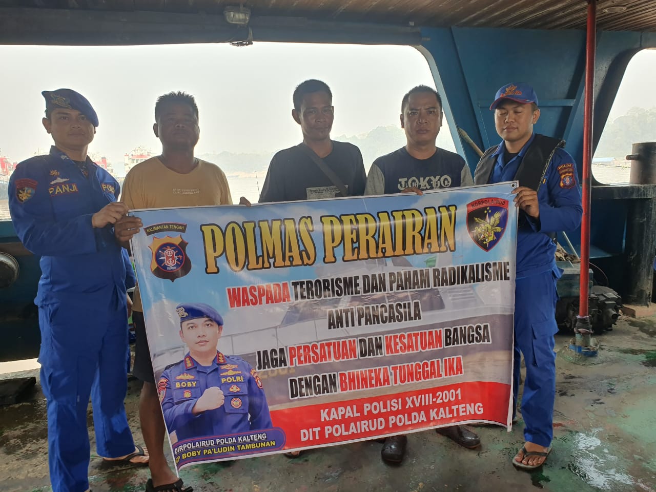 Cegah Paham Radikal dan Terorisme , Personel KP XVIII 2001 Ditpolairud Sisipkan Pesan Kamtibmas Pada Masyarakat Bantaran Sungai Das Barito