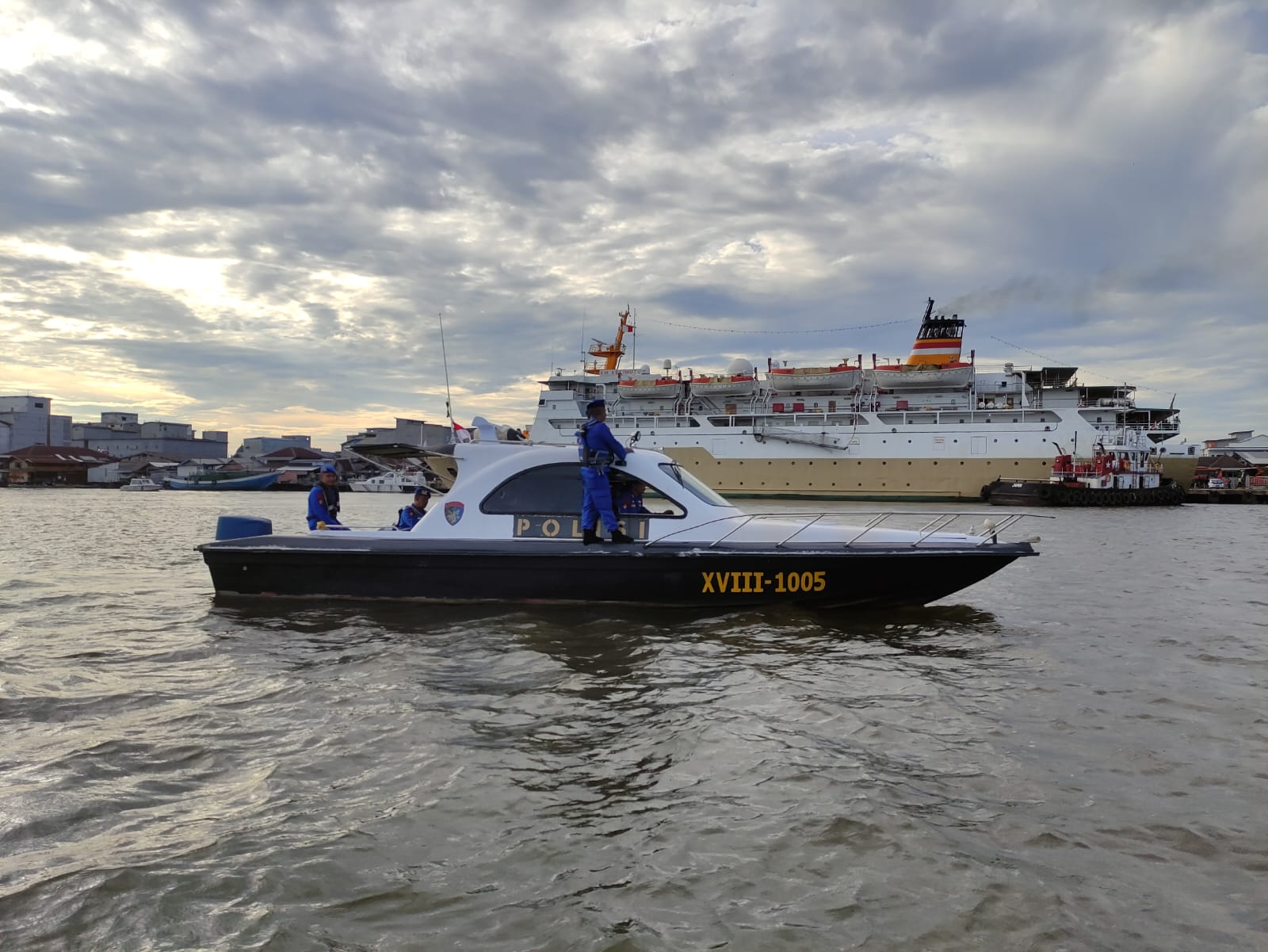 Personel Ditpolairud Backup Pengamanan Kedatangan Kader HMI di Pelabuhan Panglima Utar Kumai