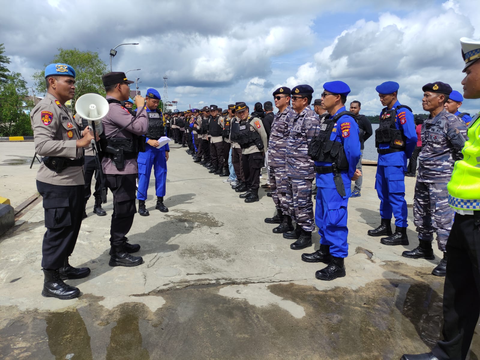 Personel Ditpolairud Backup Pengamanan Kedatangan Kader HMI di Pelabuhan Panglima Utar Kumai