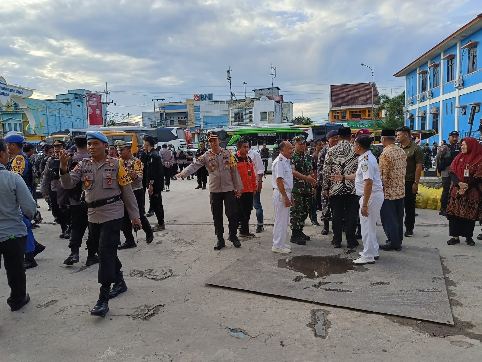 Personel Ditpolairud Backup Pengamanan Kedatangan Kader HMI di Pelabuhan Panglima Utar Kumai