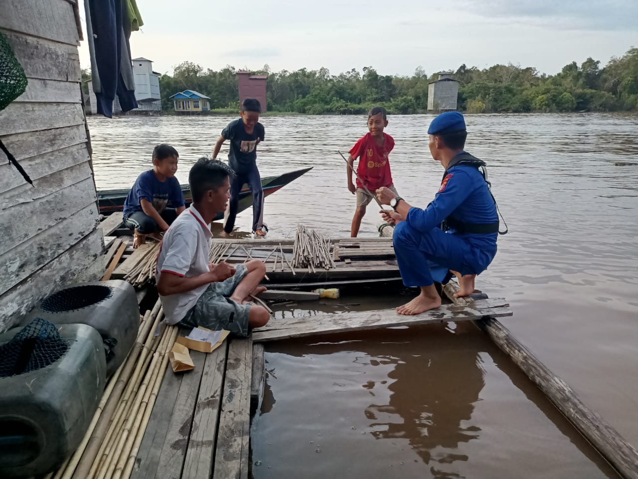 Lindungi Habitat Ikan Dan Ekosistem Sungai, Personel Ditpolairud Edukasikan Tentang Ilegal Fishing.