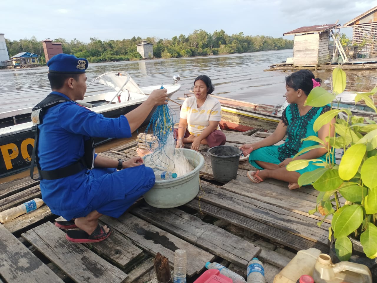 Lindungi Habitat Ikan Dan Ekosistem Sungai, Personel Ditpolairud Edukasikan Tentang Ilegal Fishing.