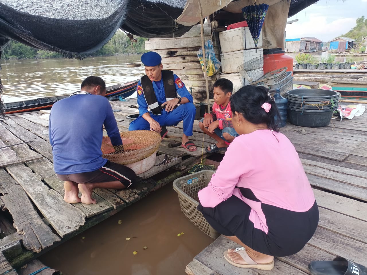 Lindungi Habitat Ikan Dan Ekosistem Sungai, Personel Ditpolairud Edukasikan Tentang Ilegal Fishing.