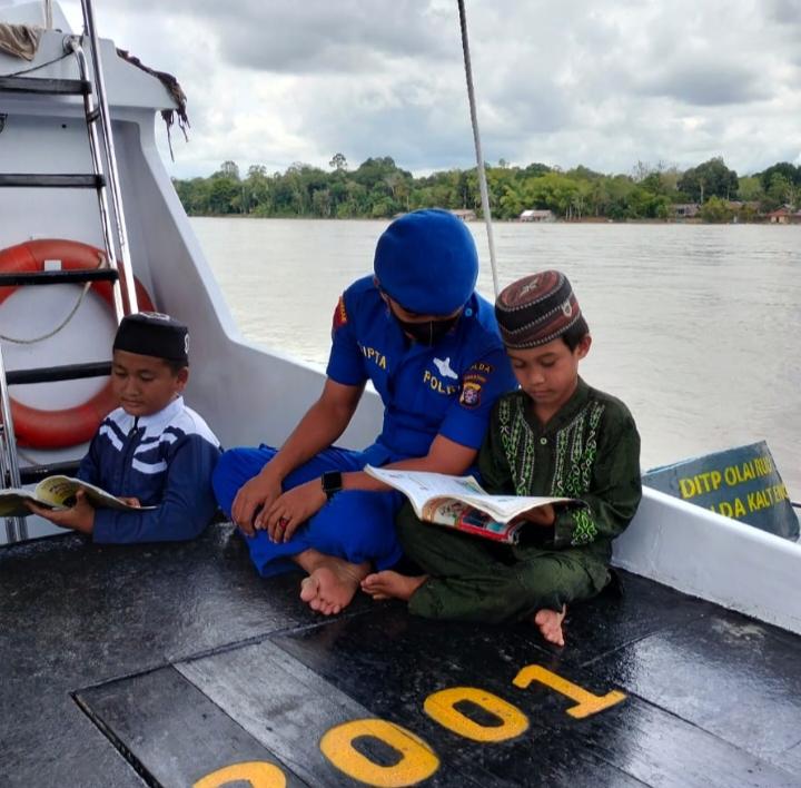 Ditpolairud Fasilitasi Belajar Anak Bantaran Sungai Melalui Kapal Patroli KP XVIII-2001