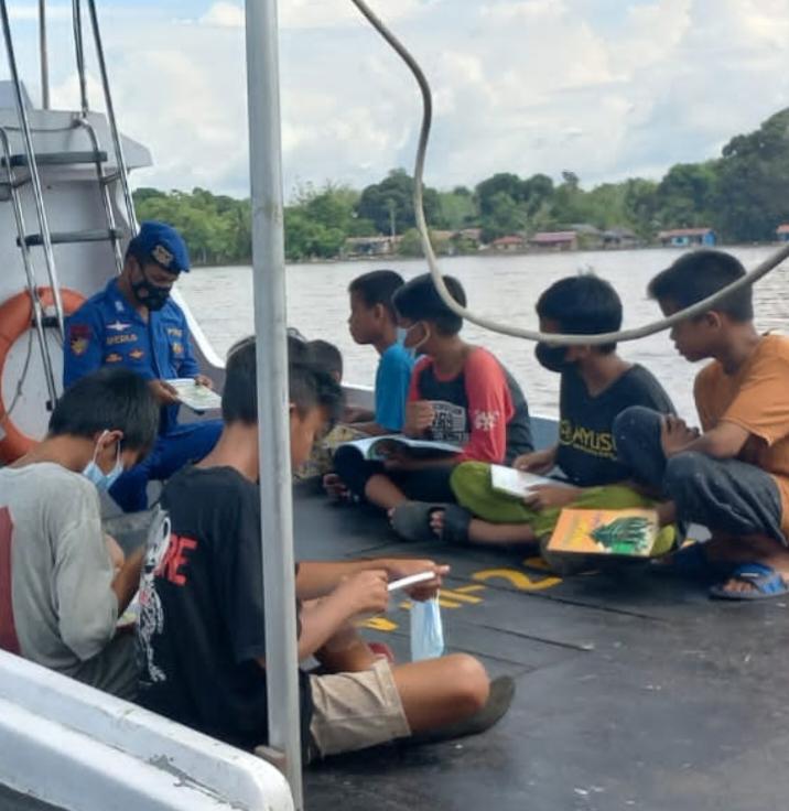 Ditpolairud Fasilitasi Belajar Anak Bantaran Sungai Melalui Kapal Patroli KP XVIII-2001