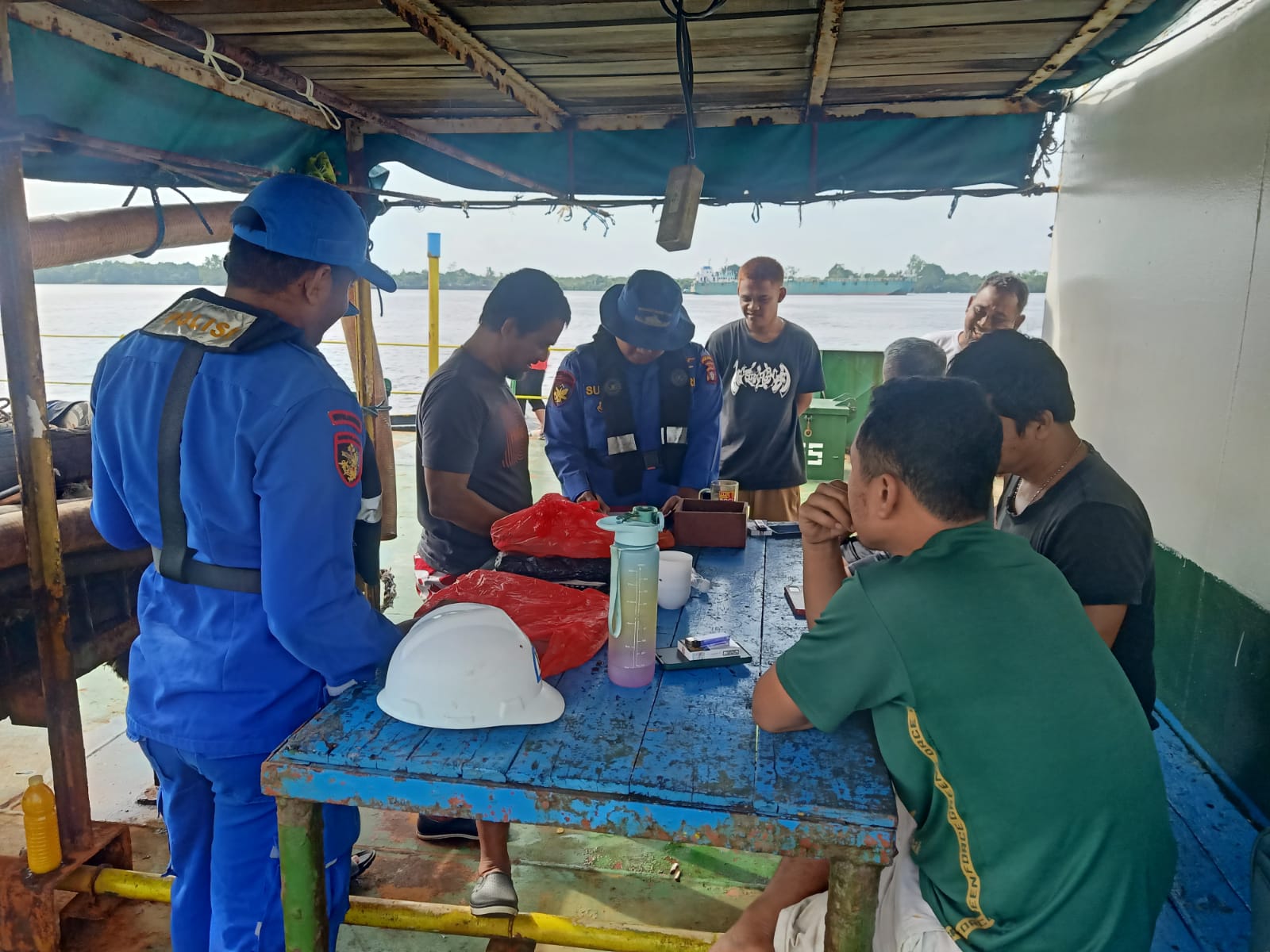 Patroli Rutin, Kapal Polairud Sambangi Pelabuhan Dan Sampaikan Pesan Kamtibmas