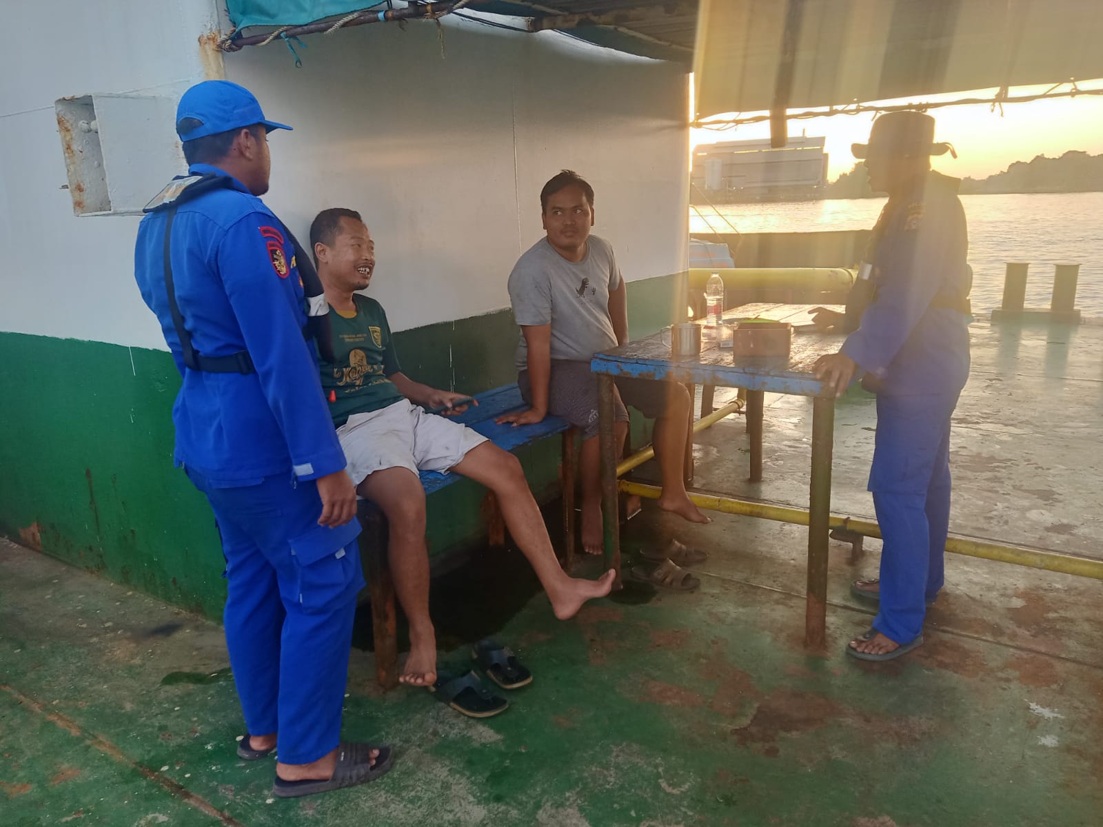 Patroli Rutin, Kapal Polairud Sambangi Pelabuhan Dan Sampaikan Pesan Kamtibmas