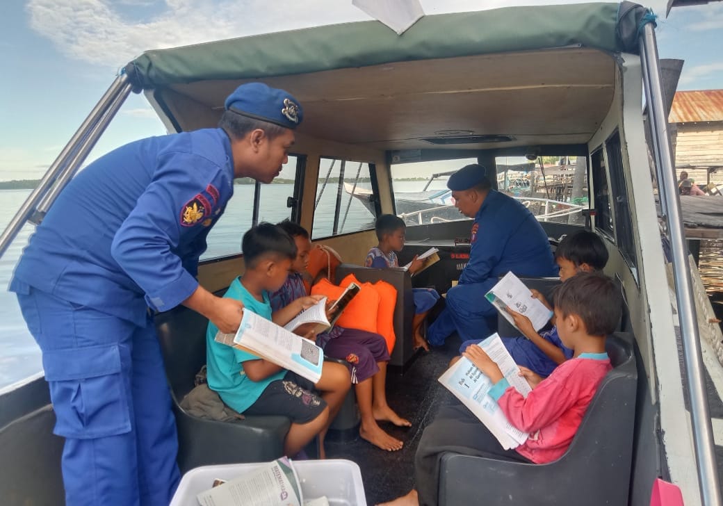 Tempat Belajar Dan Bermain, Perpustakaan Terapung Ditpolairud Jadi Tempat Favorit Anak-Anak Pesisir