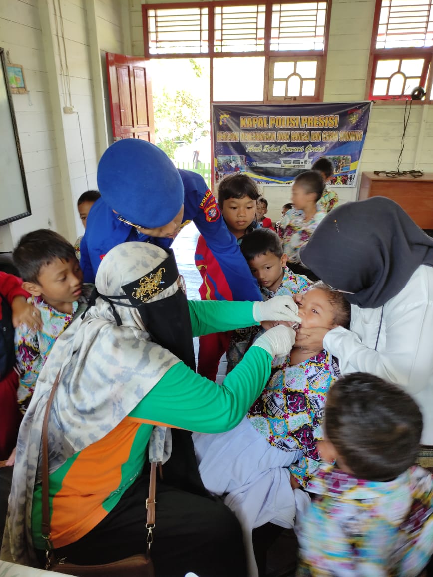 Jaga Kualitas Pelayanan, Klinik Terapung Ditpolairud Kunjungi SDN 1 Sekonyer