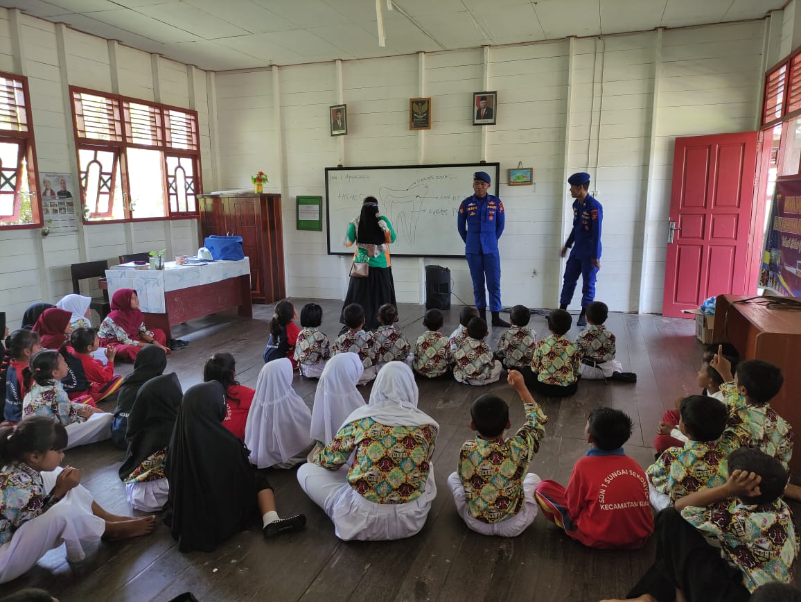 Jaga Kualitas Pelayanan, Klinik Terapung Ditpolairud Kunjungi SDN 1 Sekonyer