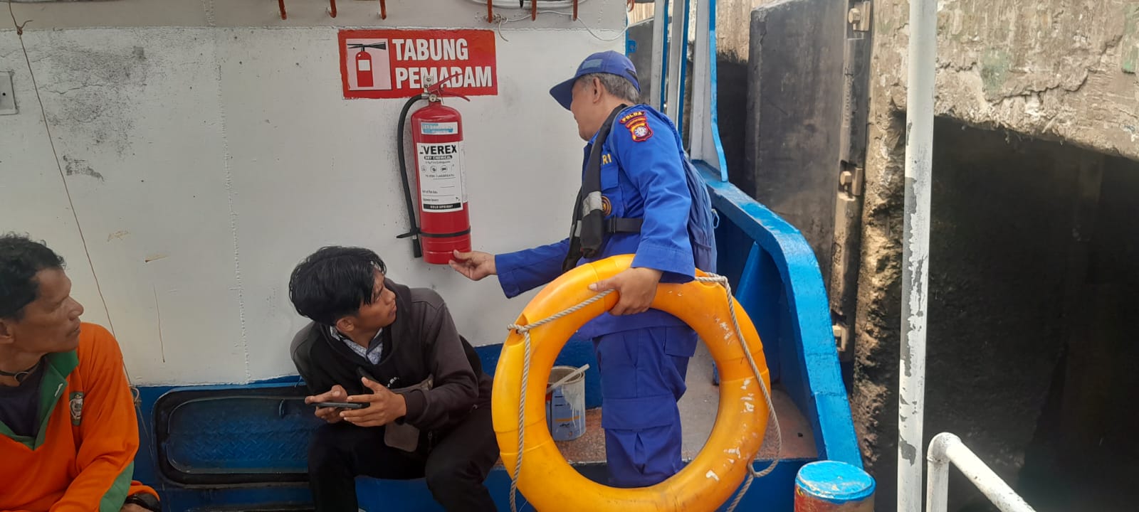 Pastikan Keselamatan Penumpang Fery Penyeberangan, Ditpolairud Cek Alat Keselamatan