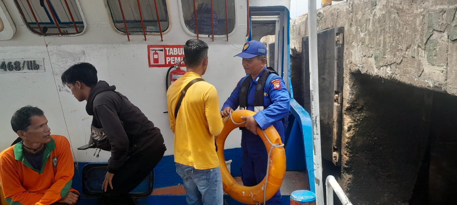 Pastikan Keselamatan Penumpang Fery Penyeberangan, Ditpolairud Cek Alat Keselamatan