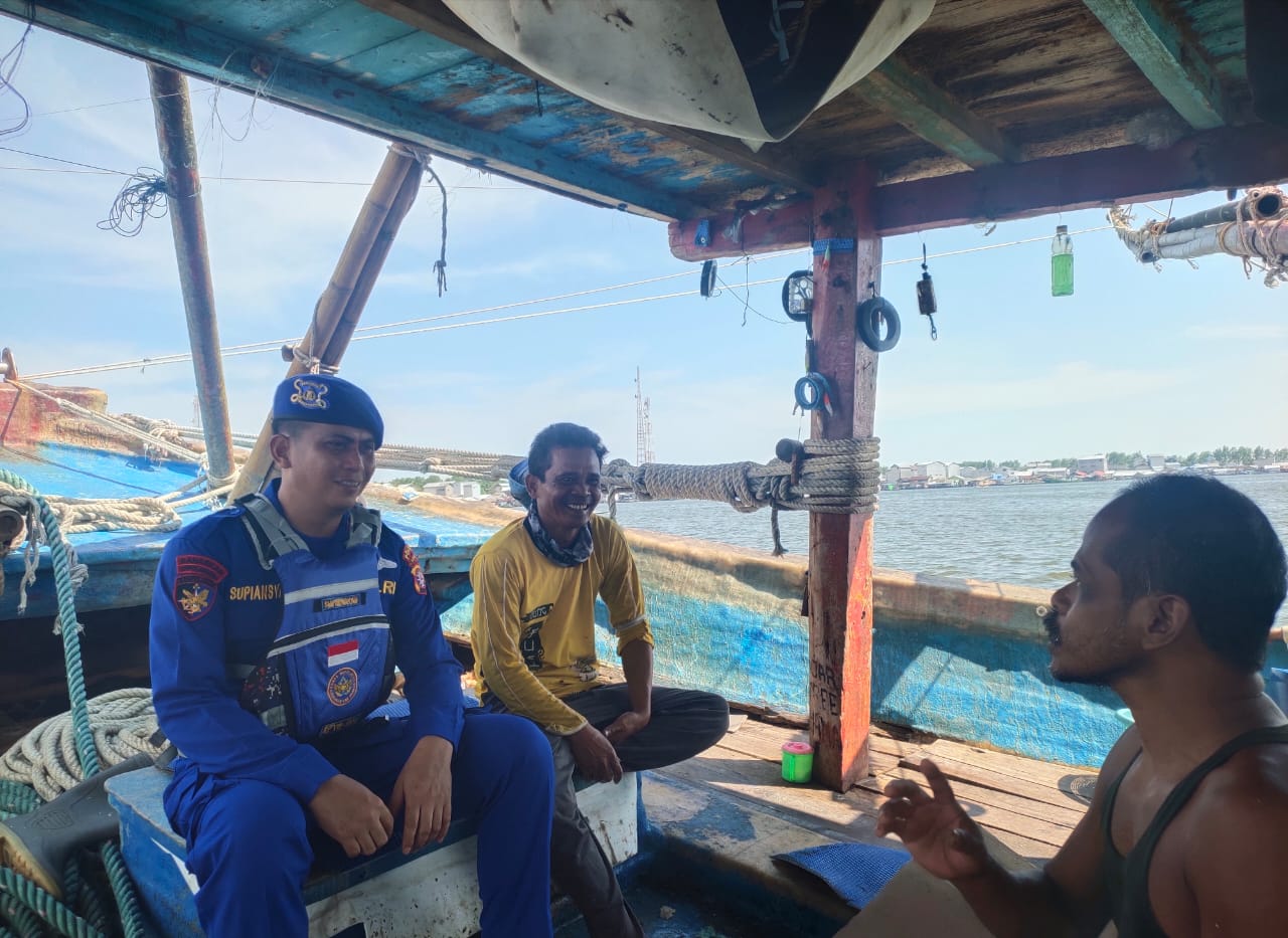 Ngobrol Santai Bersama Nelayan Kuala Jelai, Personel Ditpolairud Sisipkan Pesan Kamtibmas