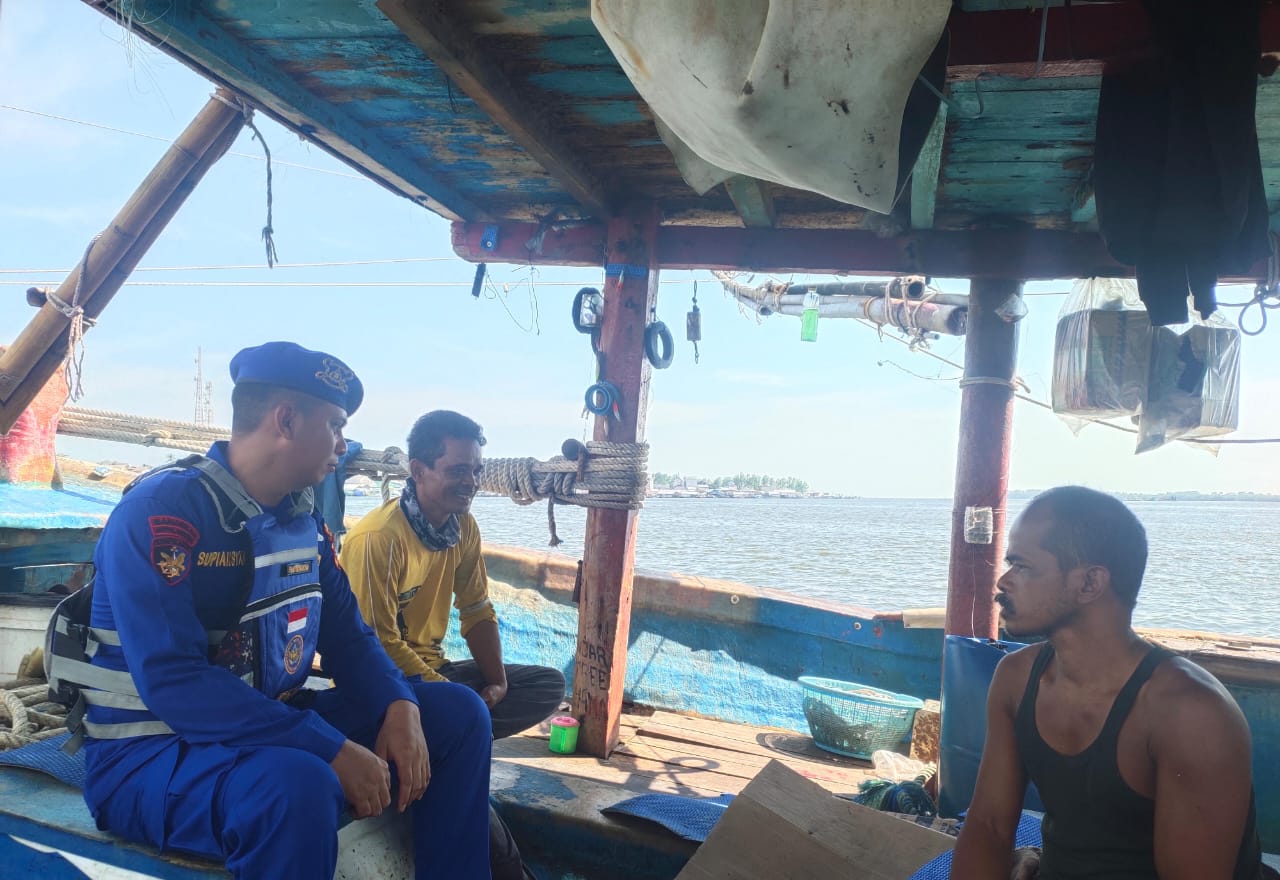 Ngobrol Santai Bersama Nelayan Kuala Jelai, Personel Ditpolairud Sisipkan Pesan Kamtibmas