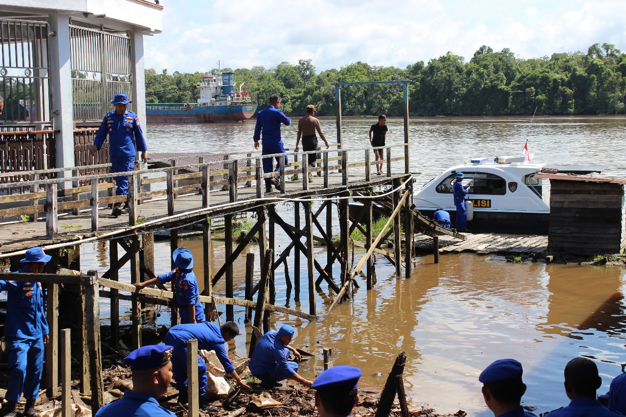 Antusias Masyarakat Dan Instansi Terkait Gotong Royong Bersih - bersih Sungai Yang Diadakan Ditpolairud Polda Kalteng