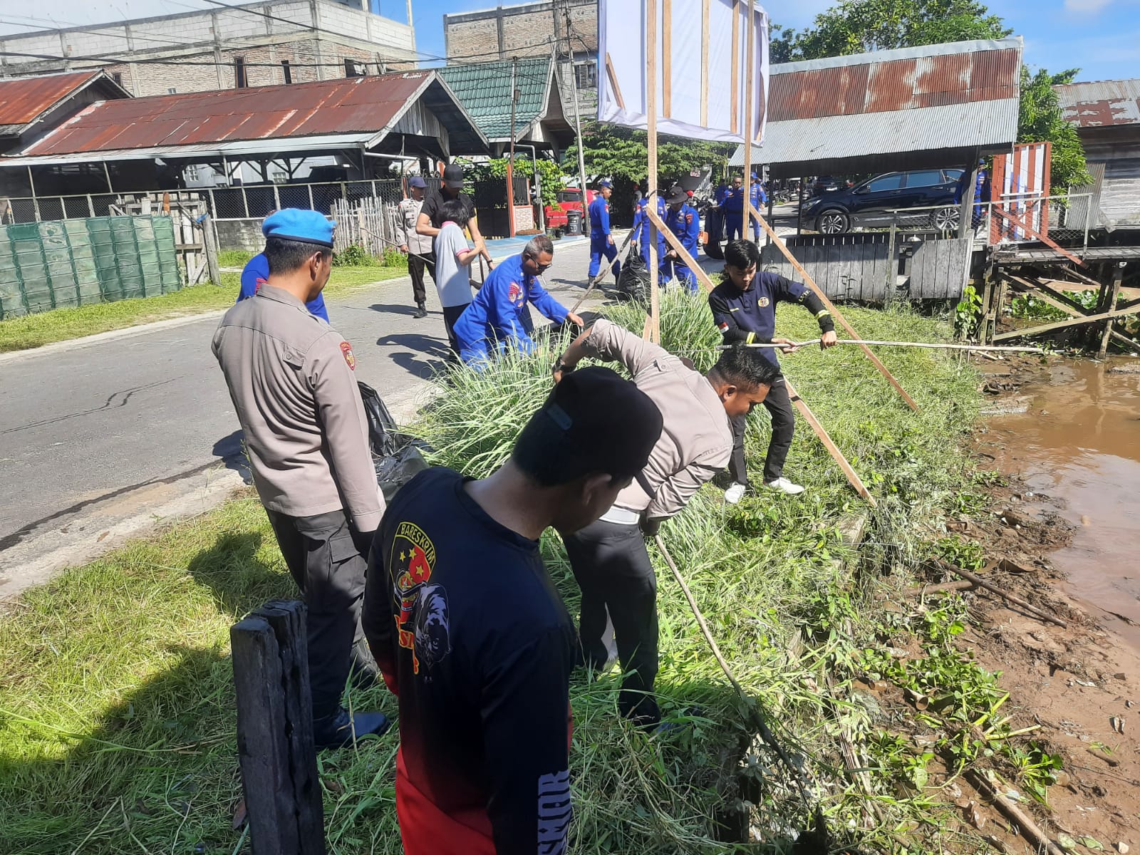 Antusias Masyarakat Dan Instansi Terkait Gotong Royong Bersih - bersih Sungai Yang Diadakan Ditpolairud Polda Kalteng