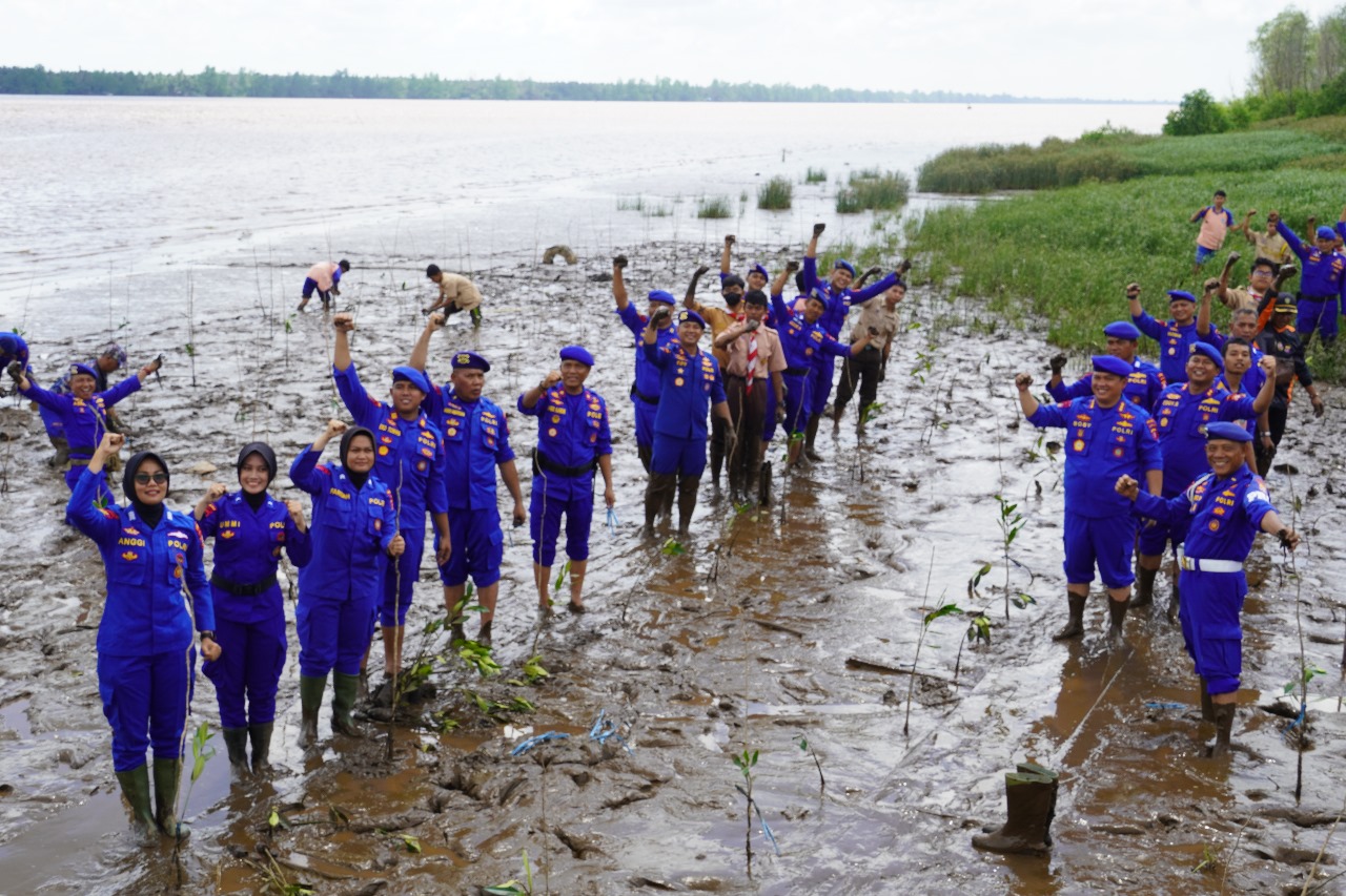 Dirpolairud Kombes Pol Boby Pimpin Penanaman Bakau Dan Bersih - Bersih Bantaran Sungai Mentaya Dalam Rangka HUT Ke -73 Polairud