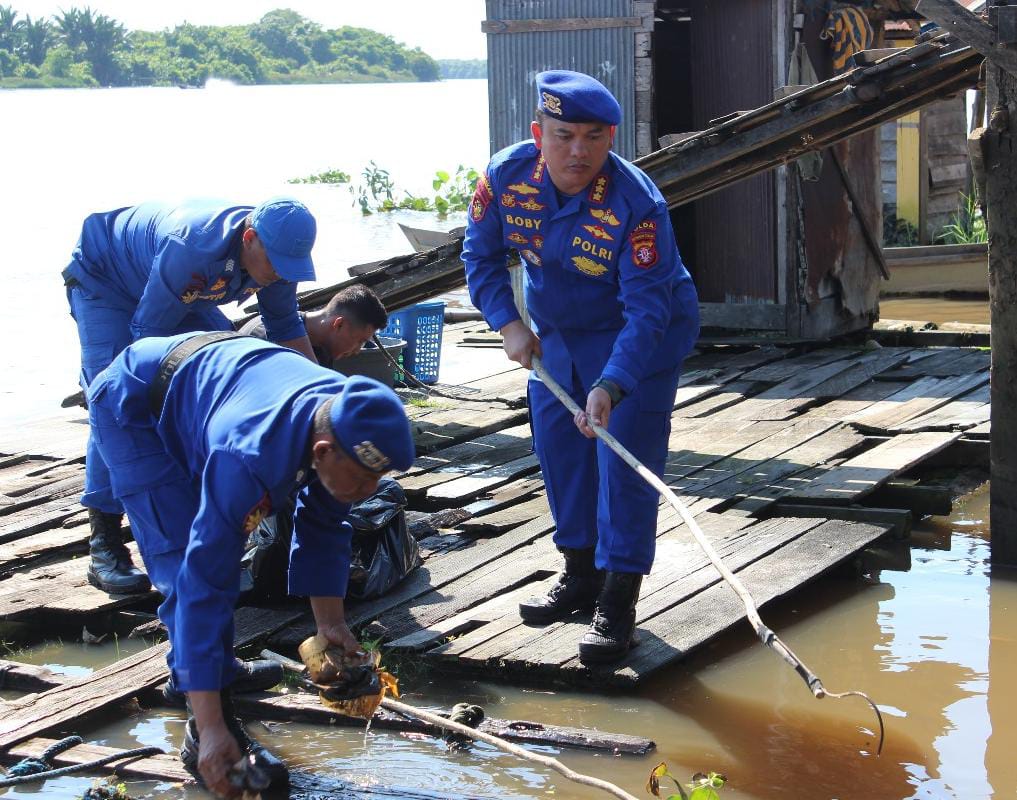Dirpolairud Kombes Pol Boby Pimpin Penanaman Bakau Dan Bersih - Bersih Bantaran Sungai Mentaya Dalam Rangka HUT Ke -73 Polairud