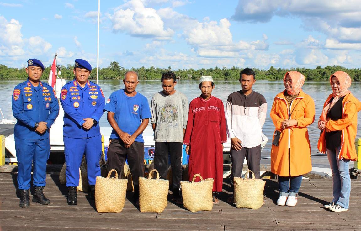Momen Semangat Hut Ke 73 Polairud, Bhayangkari Ditpolairud Berikan Bansos Pada Warga Bantaran Sungai