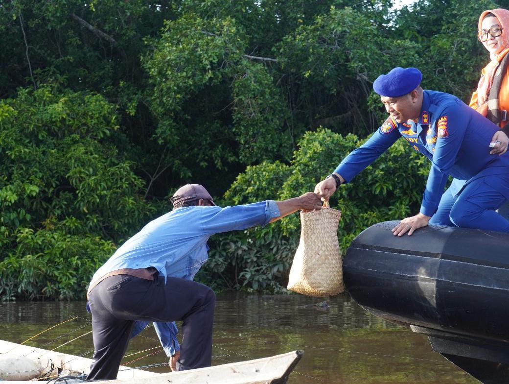 Momen Semangat Hut Ke 73 Polairud, Bhayangkari Ditpolairud Berikan Bansos Pada Warga Bantaran Sungai