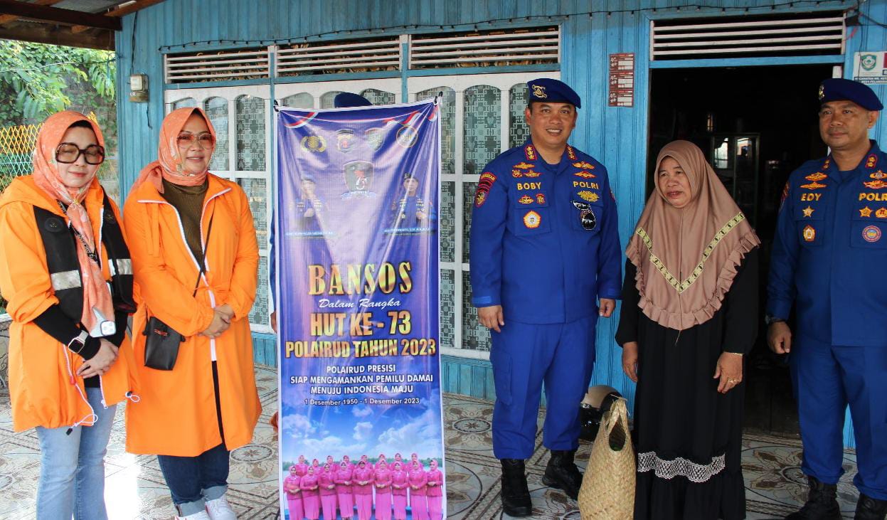 Momen Semangat Hut Ke 73 Polairud, Bhayangkari Ditpolairud Berikan Bansos Pada Warga Bantaran Sungai
